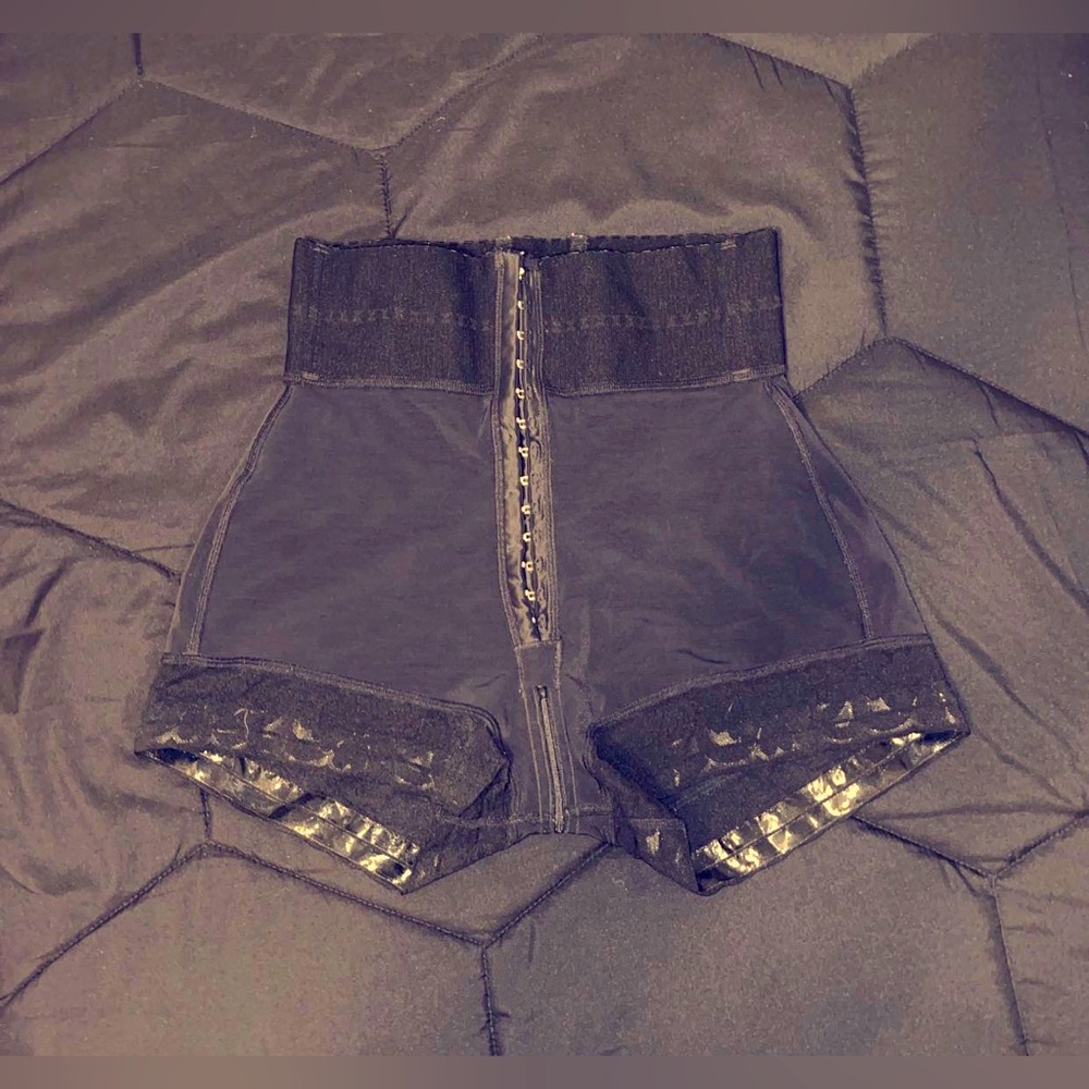 Booty lift, shapes hips and thighs and very discreet under clothing.
